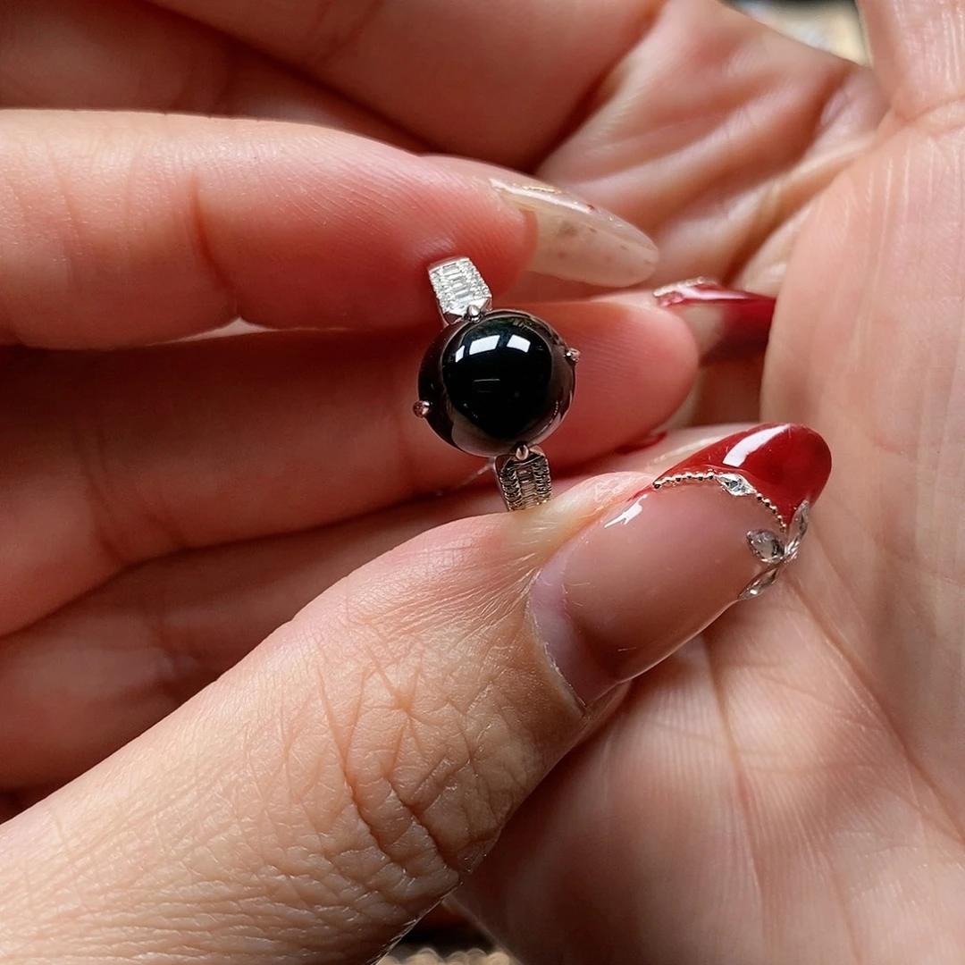 翡翠戒指18K金镶嵌墨翠