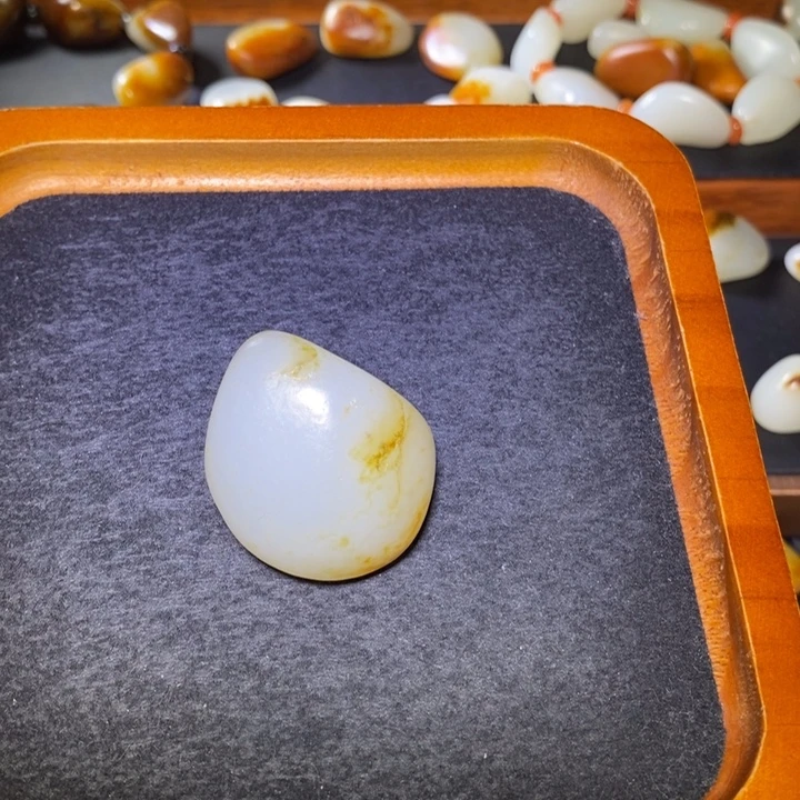 和田玉未镶嵌把件