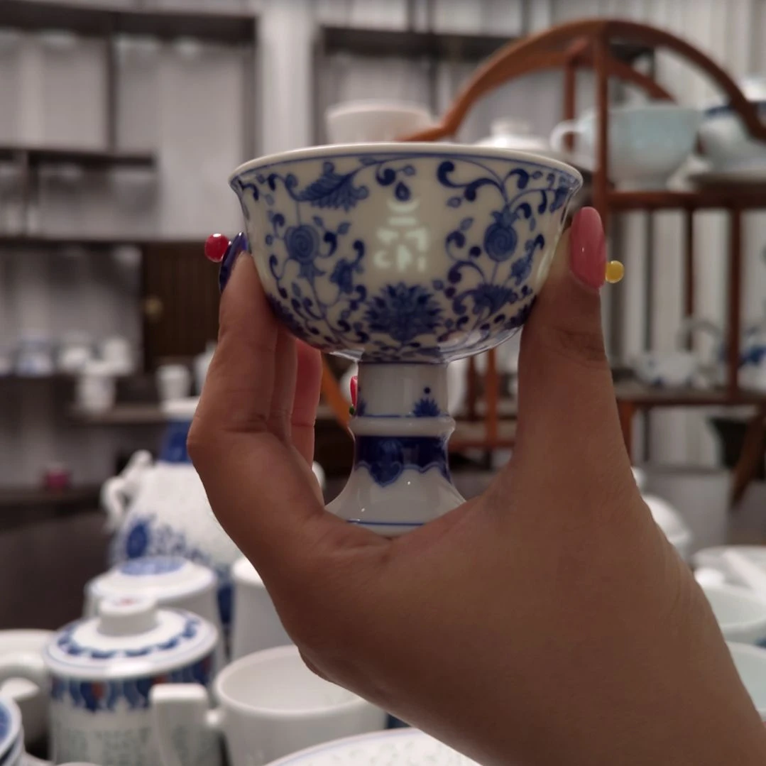青花瓷缠枝梵文高脚杯一个