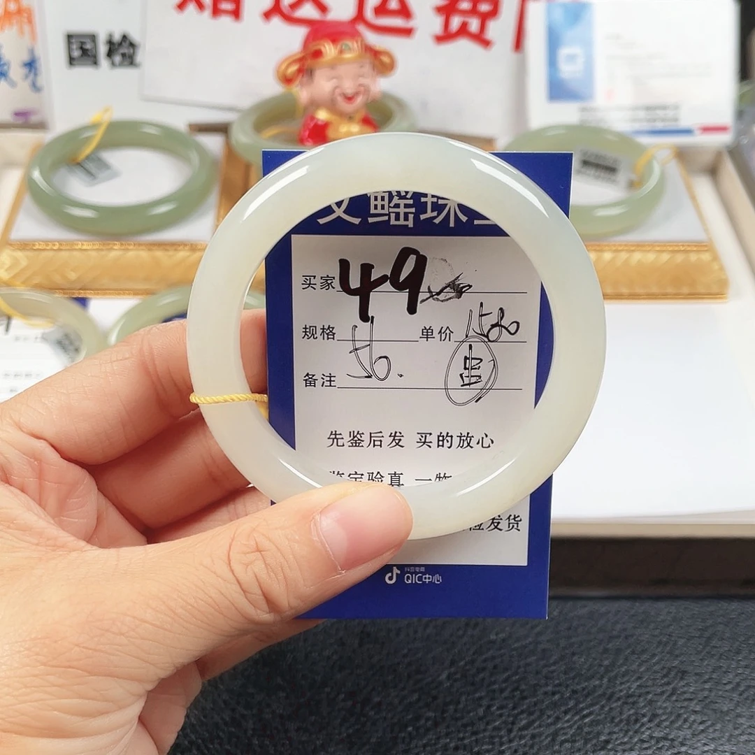 哆***”和田玉未镶嵌手镯