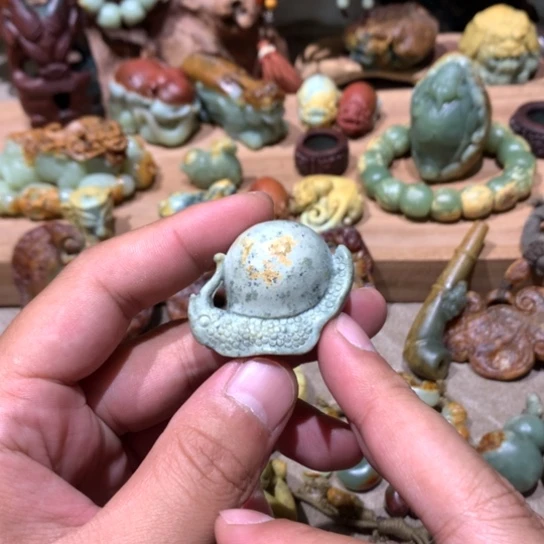 未镶嵌岫岩河磨玉（透闪石质玉）挂件