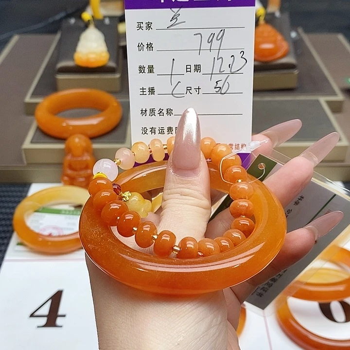 兰***蕙石英质玉（黄龙玉）未镶嵌手镯