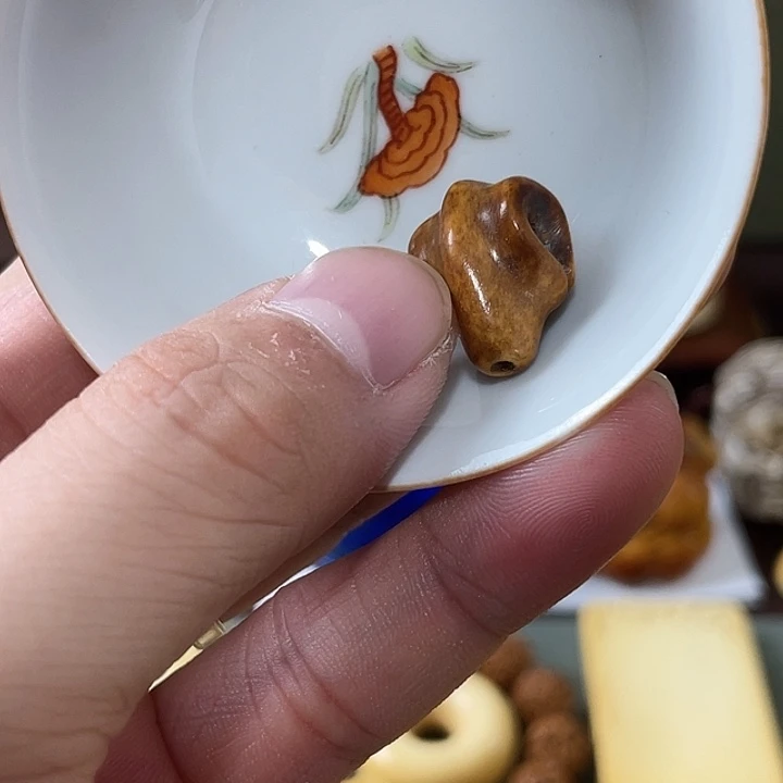 瓷片精致雕刻工艺精湛