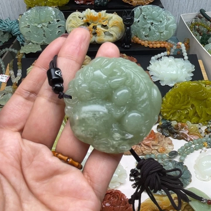 蛇纹石玉未镶嵌颈饰