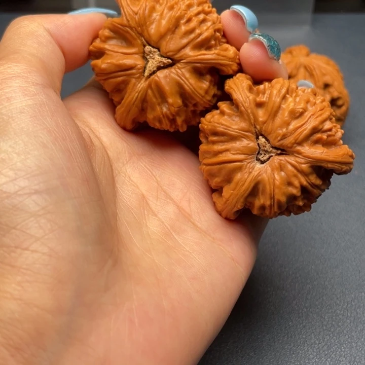 中***香文玩核桃吊坠白狮子