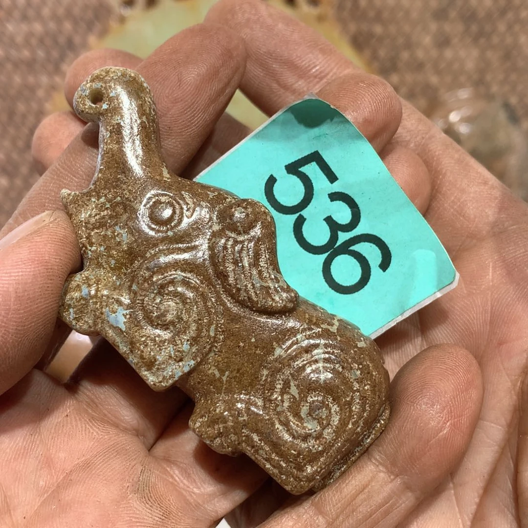 透闪石-蛇纹石玉未镶嵌颈饰