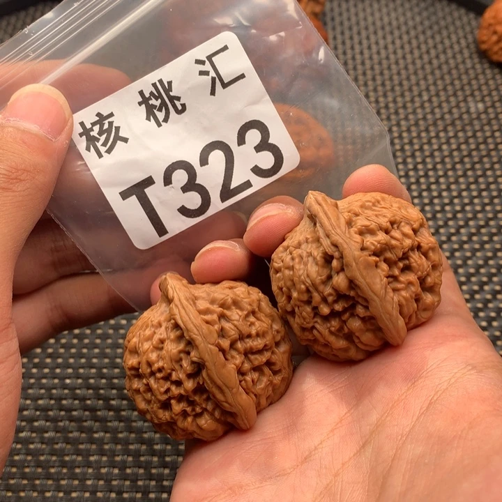 文玩核桃吊坠莲花