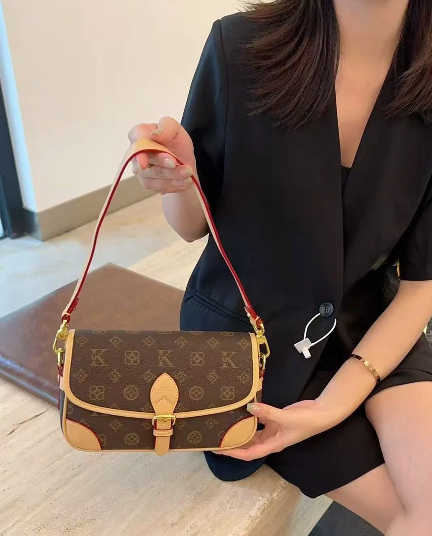 2025早春新款时尚轻奢腋下单肩斜挎法棍包（96068）