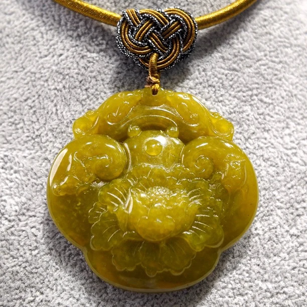 岫玉精品牡丹花锁吊坠牛油果色显白