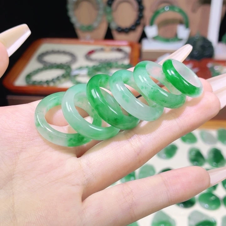 百***刺石英质玉（非洲翠）未镶嵌颈饰