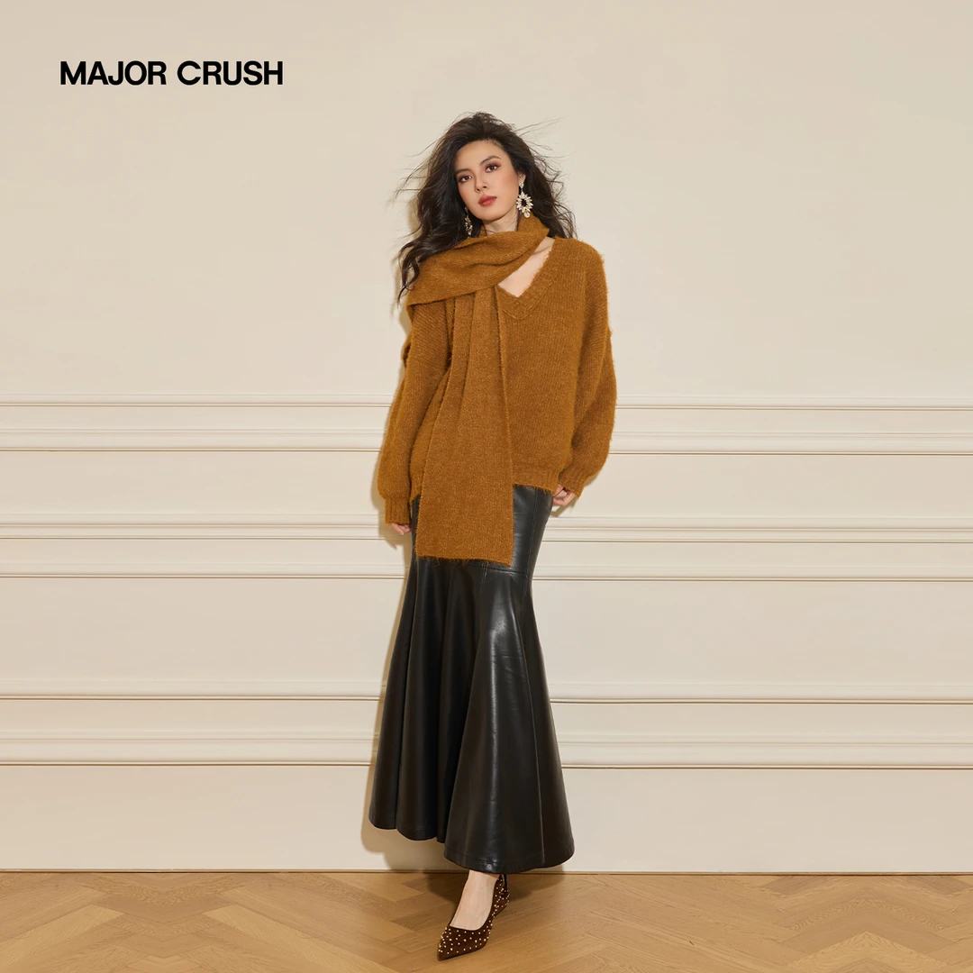 MAJOR CRUSH新款梧桐落秋套装焦糖色毛衣黑色皮裤时尚套裙79049