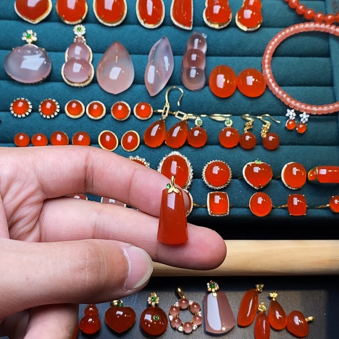 南红玛瑙18K金镶嵌颈饰