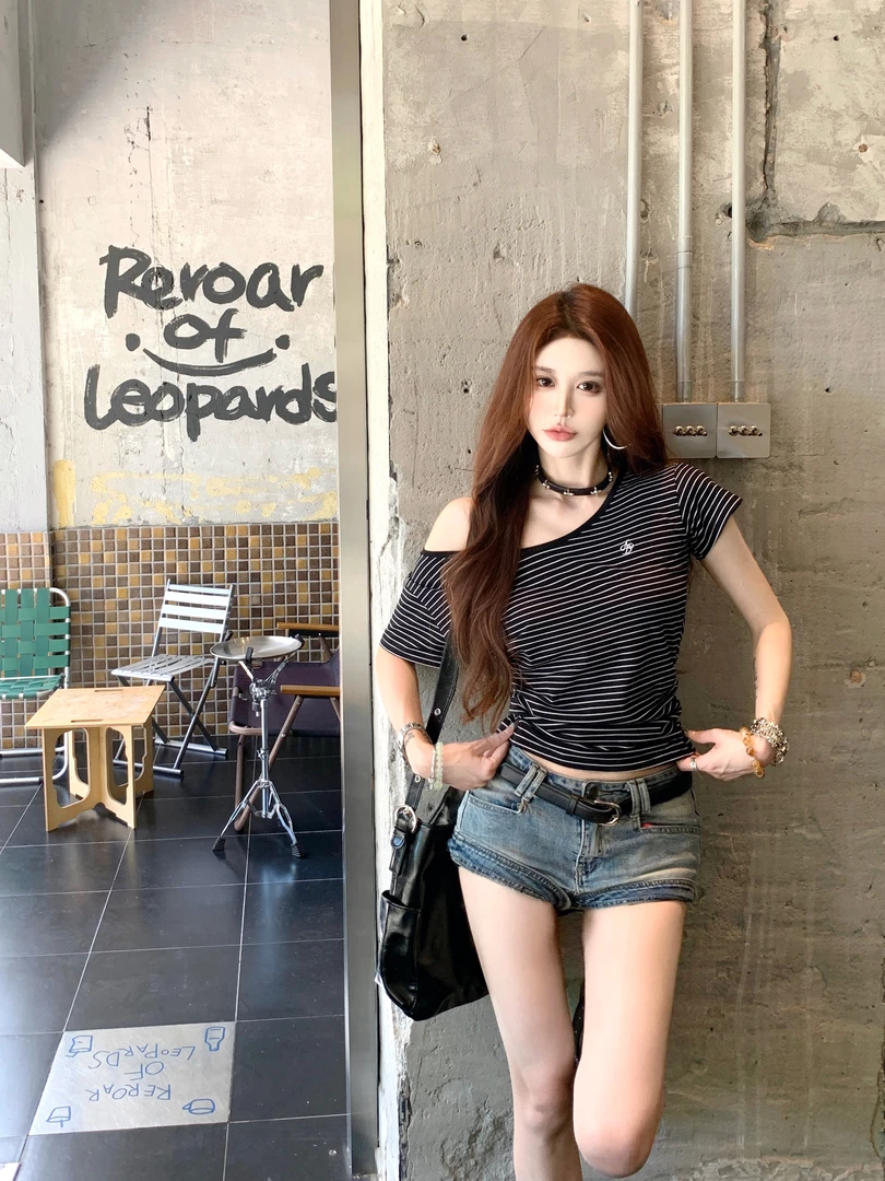 甜辣风斜肩短袖T恤女2025夏季新款小心机露肩辣妹撞色别致上衣潮