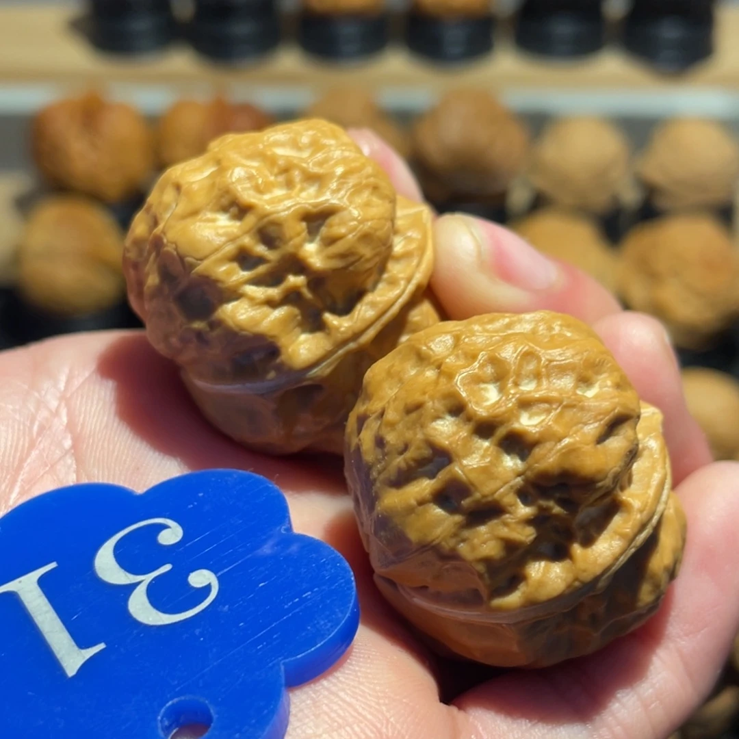 赵***圈双龙疙瘩包核桃33。