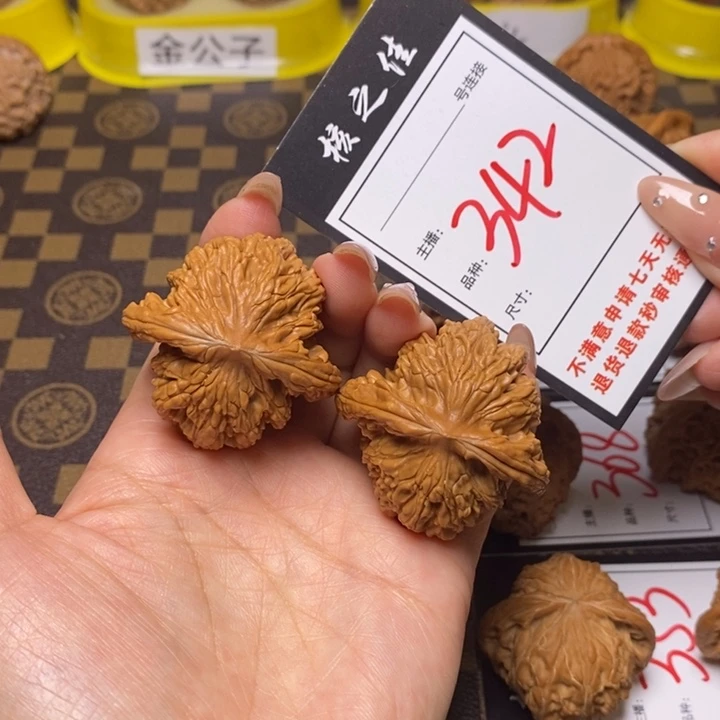 文玩核桃吊坠42虎头342