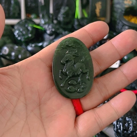 蛇纹石玉颈饰未镶嵌秋**约