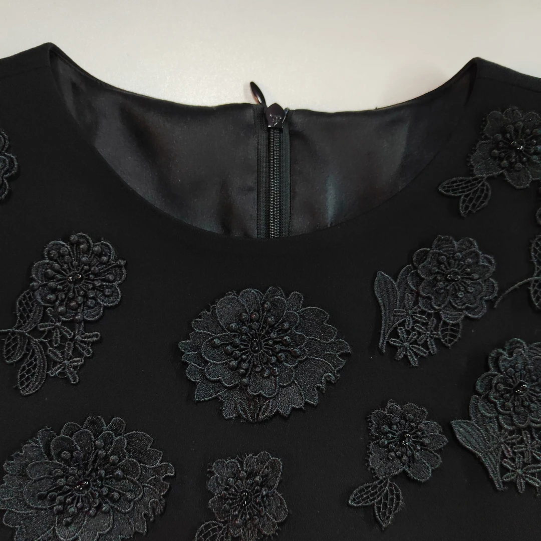 M2050 气质百搭花朵设计圆领长袖黑色连衣裙 裙长87 款号S51746