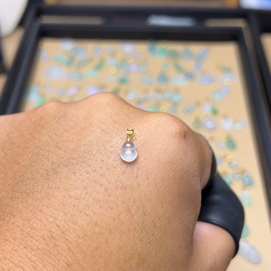 颈饰18K金镶嵌翡翠葫芦