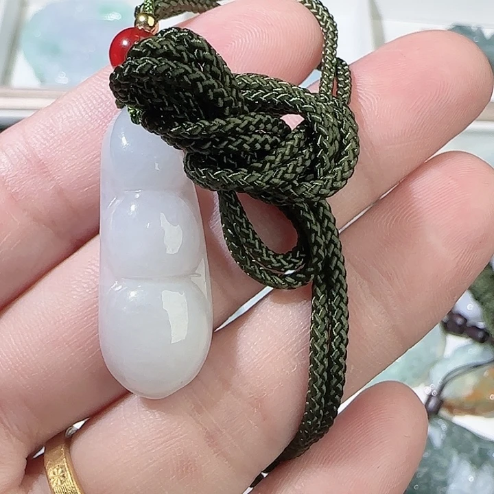 只买单纯的吊坠，没带链子，属的性质。