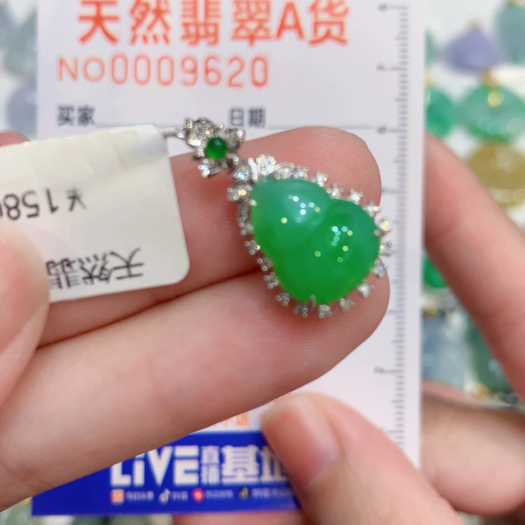 爆***辕翡翠18K金镶嵌颈饰葫芦