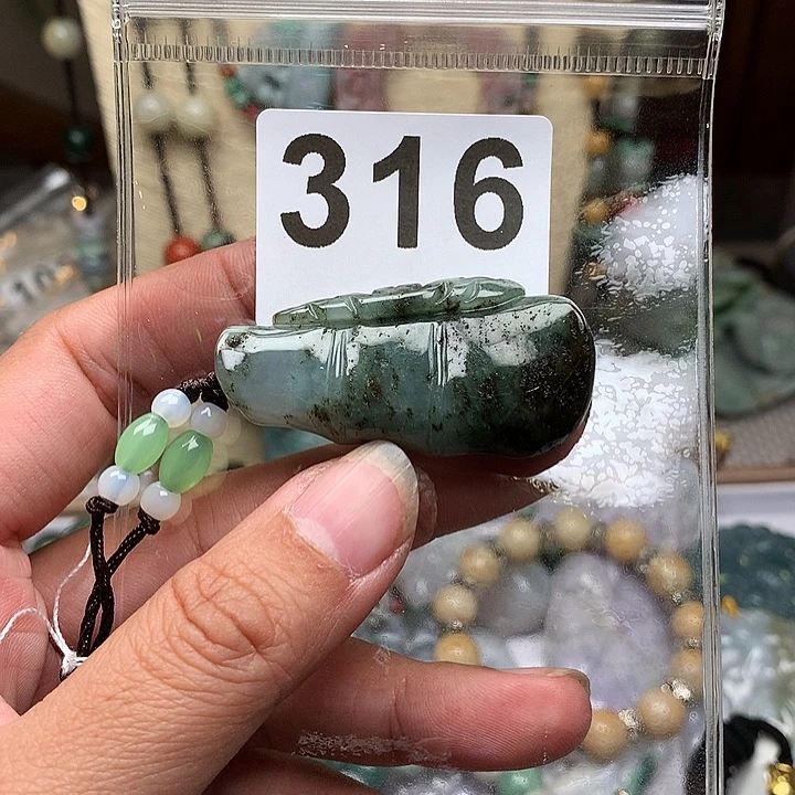 翡翠颈饰未镶嵌用****6翡翠