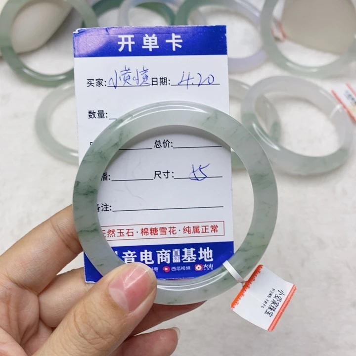 石英质玉手镯未镶嵌小**黄