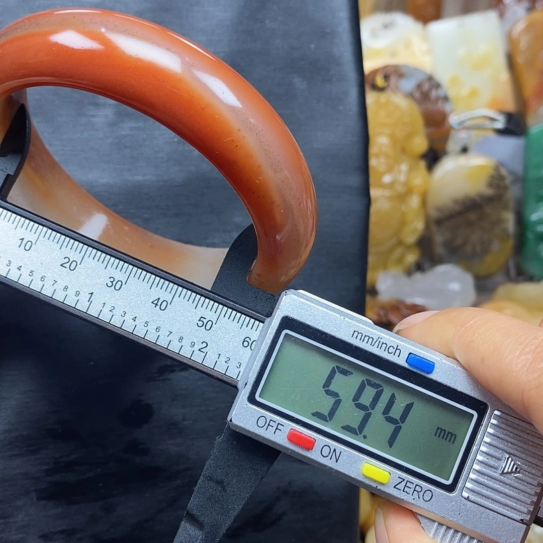 石英质玉（黄龙玉）颈饰未镶嵌