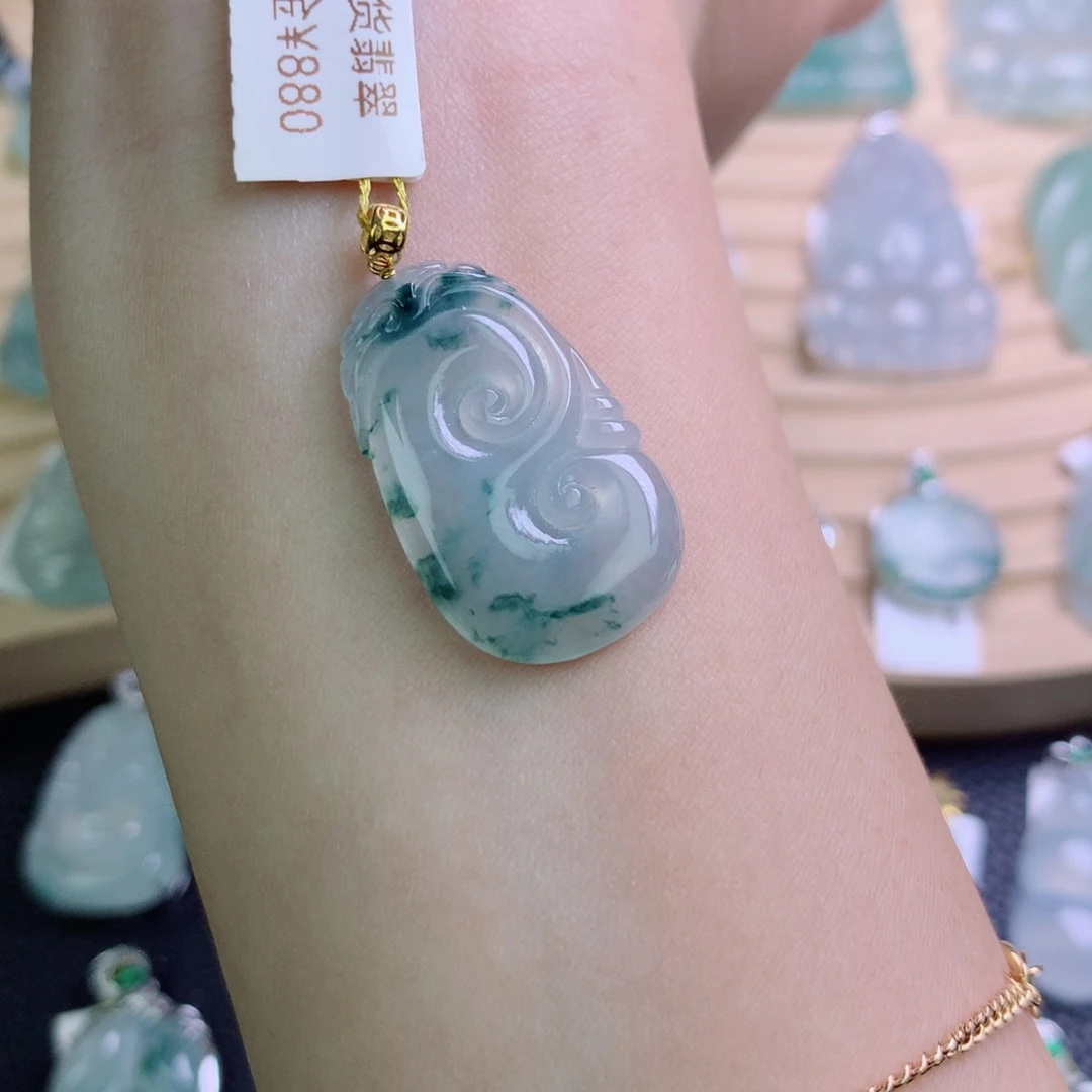 翡翠18K金镶嵌颈饰吊坠