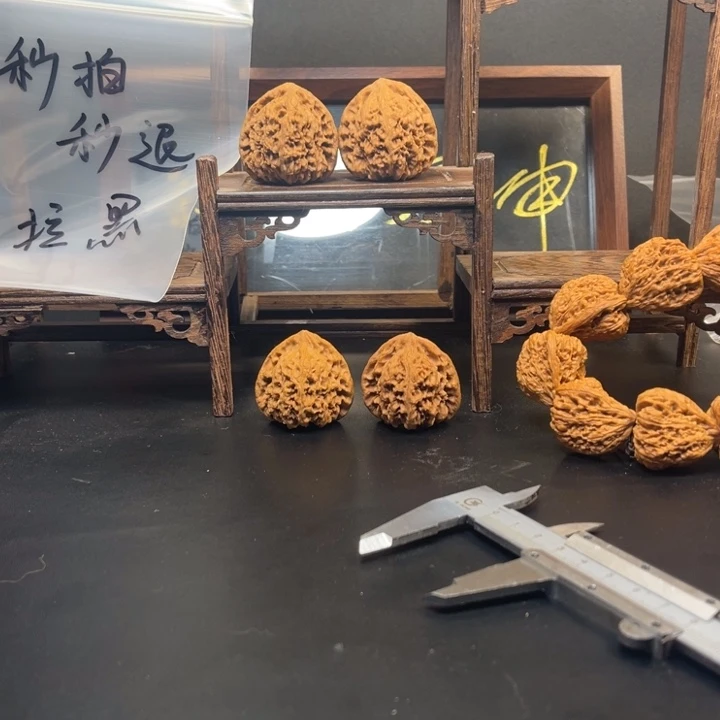 鲸****大叶紫檀（黑酸枝木类）