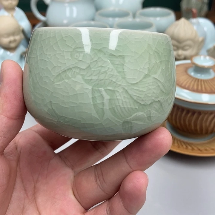 瓷૮****豆绿雕刻鱼杯瑕赵琳老师