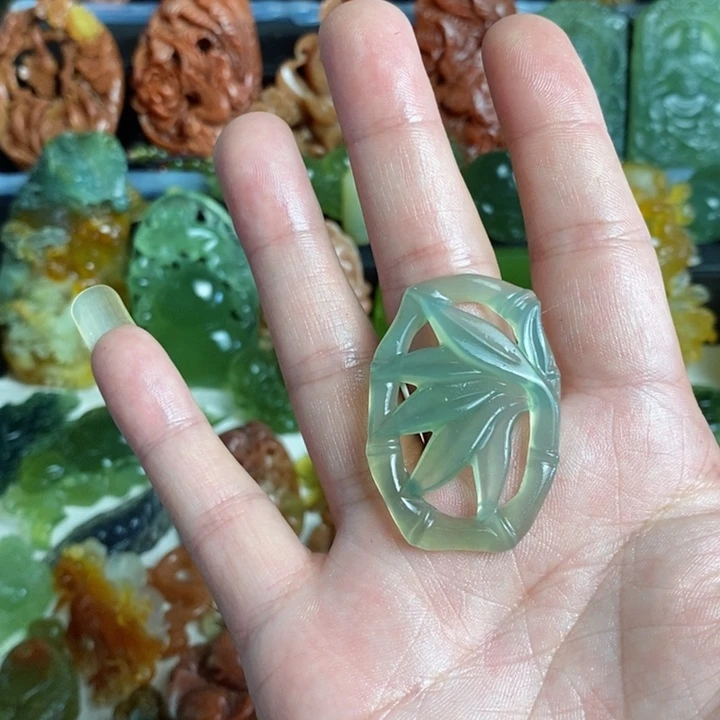 蛇纹石玉未镶嵌颈饰