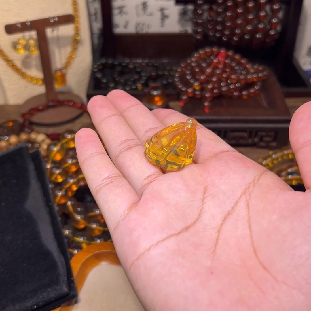 琥珀未镶嵌颈饰莲蓬