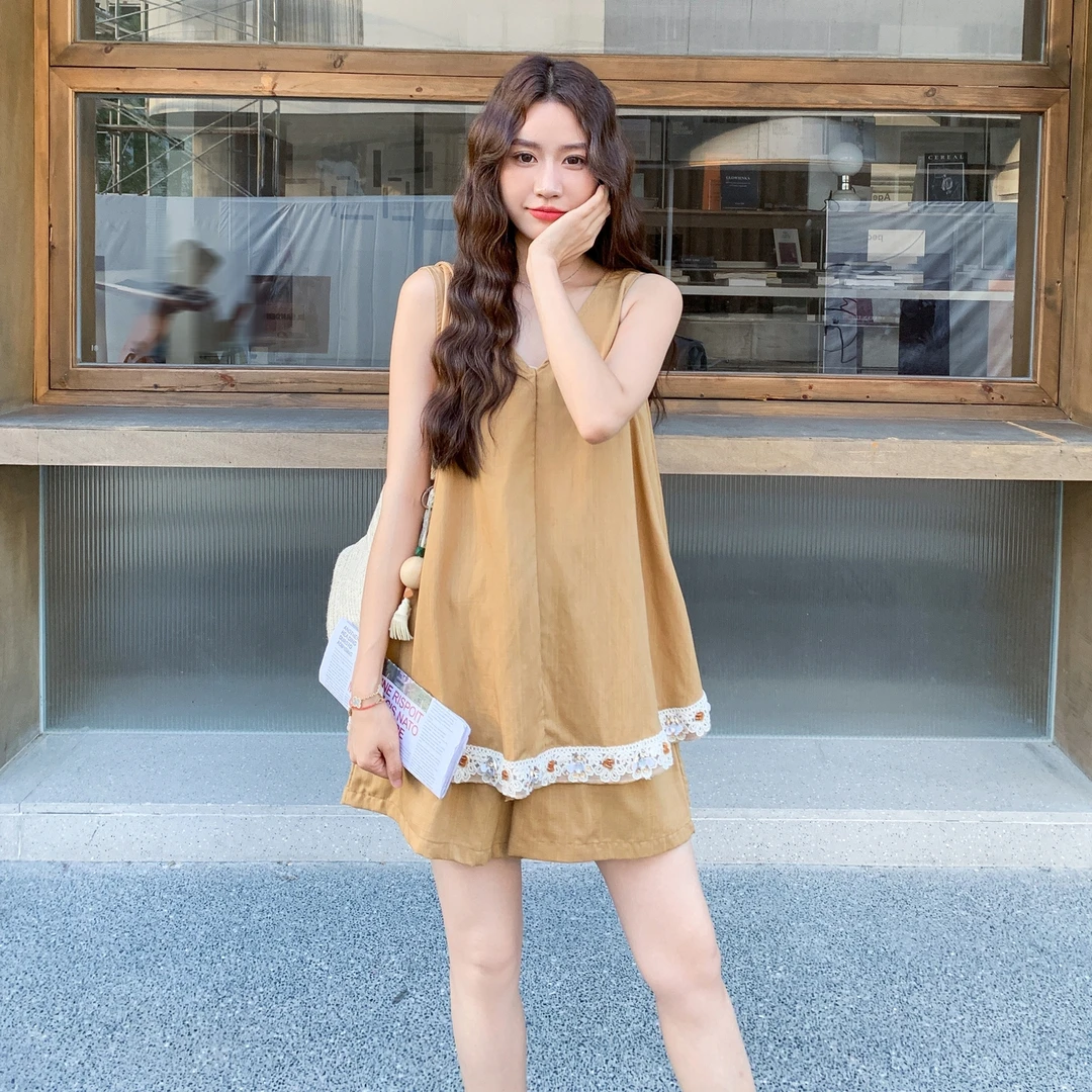 2025夏季新款时尚休闲风设计感花边V领显瘦背心+高腰短裤两件套女