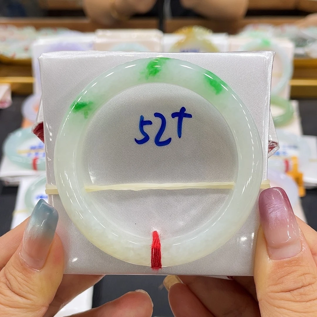 翡翠手镯未镶嵌翡翠