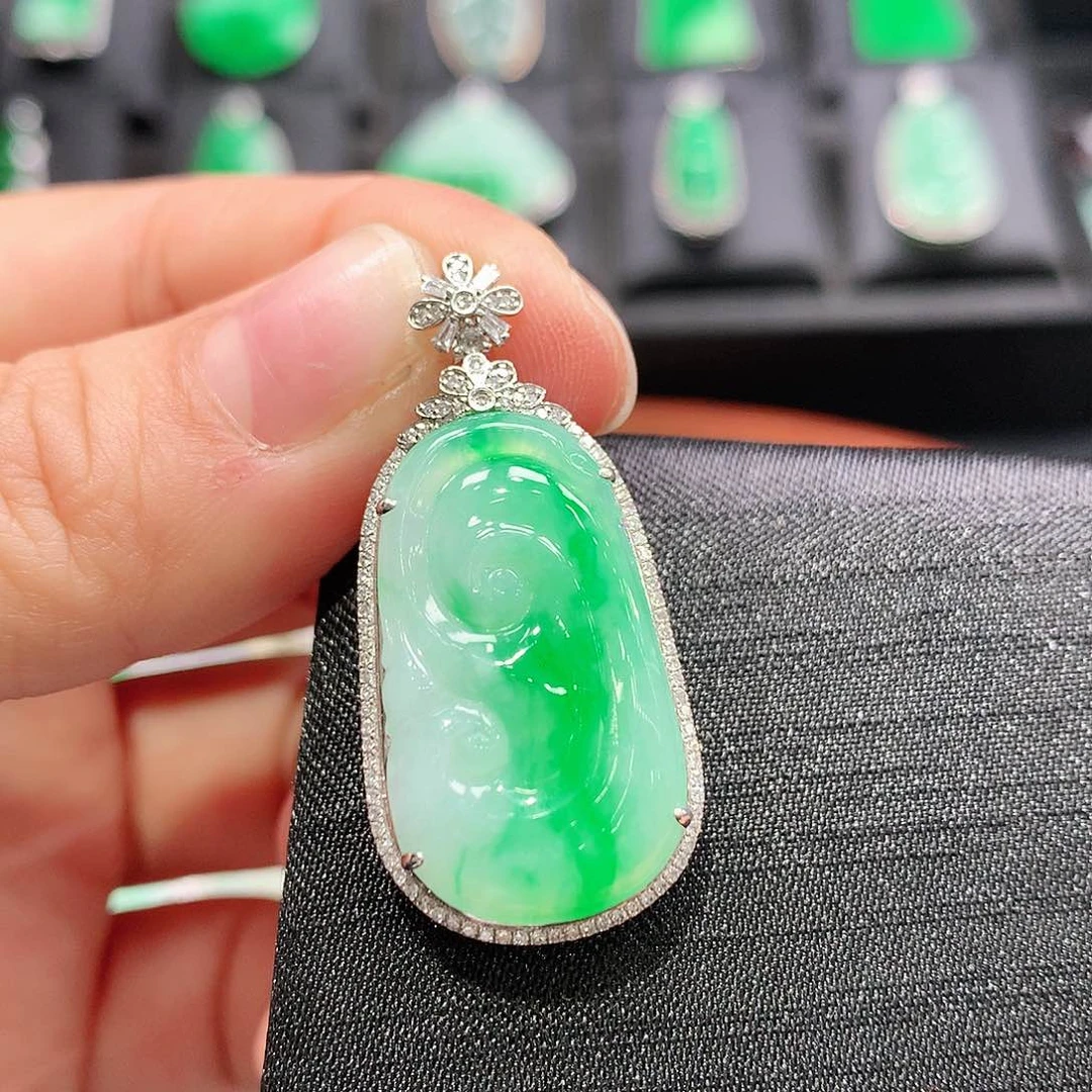 翡翠颈饰18K金镶嵌如意