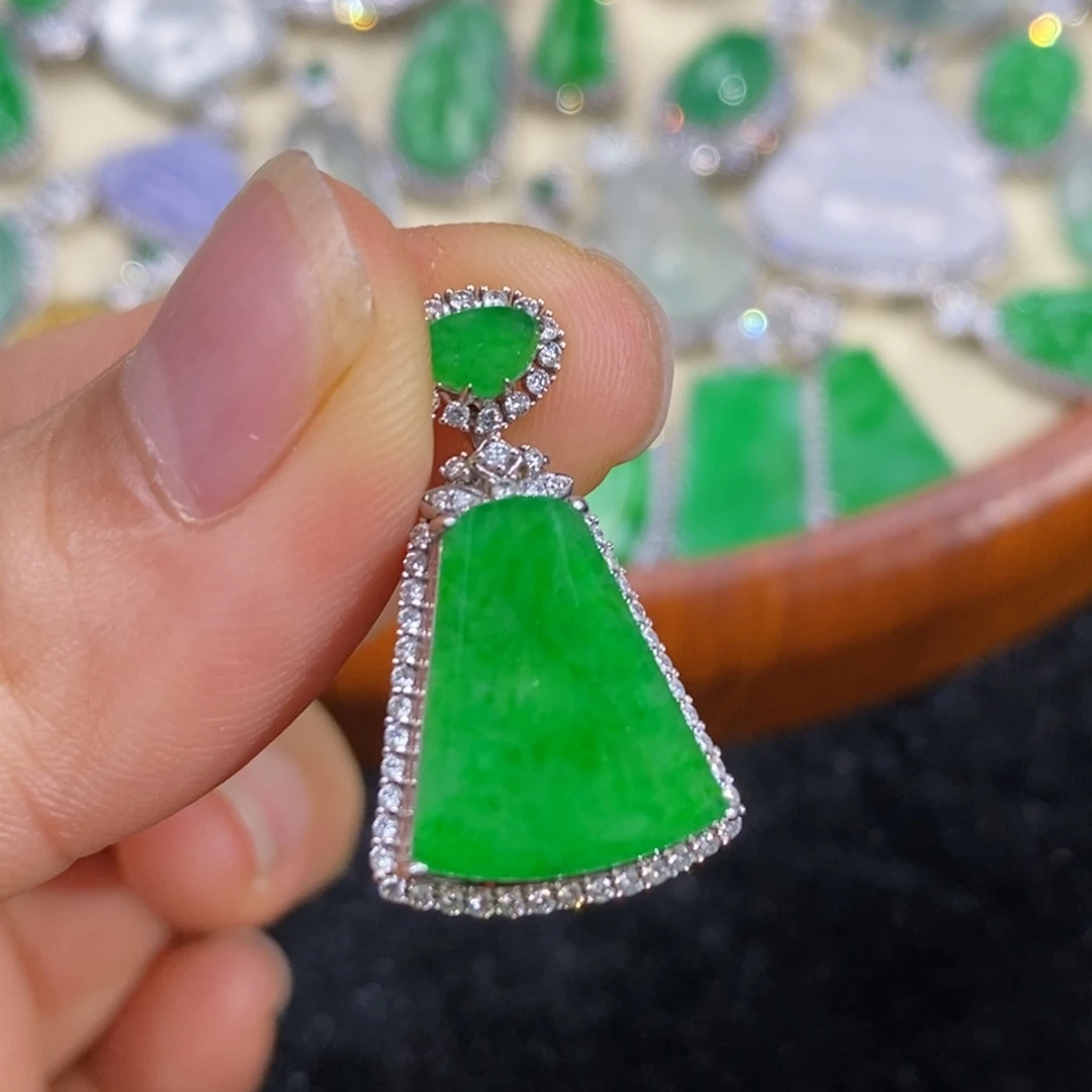 翡翠18K金镶嵌吊坠(赠链)