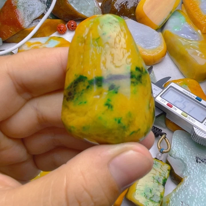 翡翠挂件未镶嵌翡翠