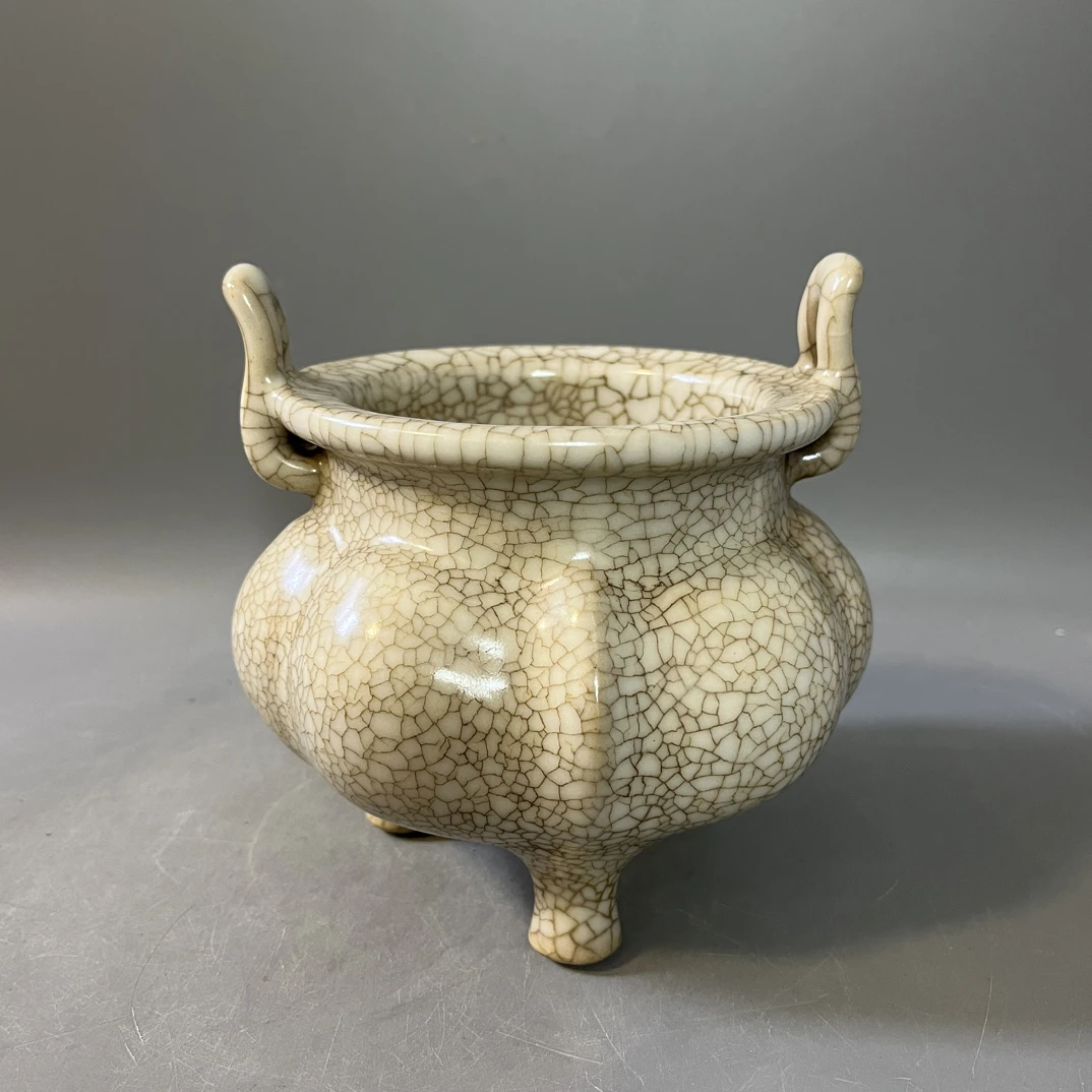 官窑瓷器双耳香炉摆件