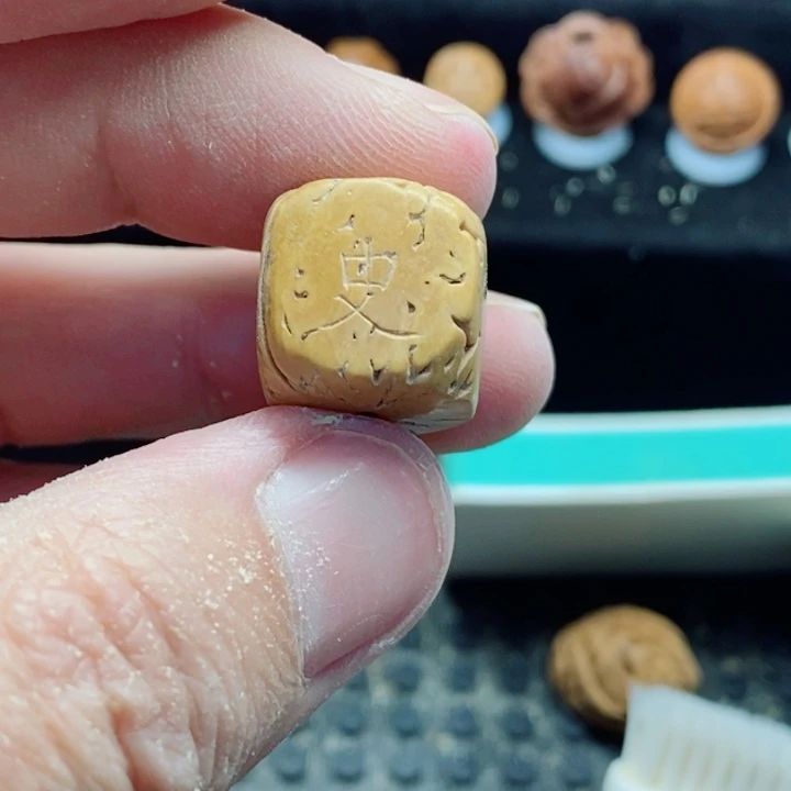 N***c纯手工定制桃核刻字