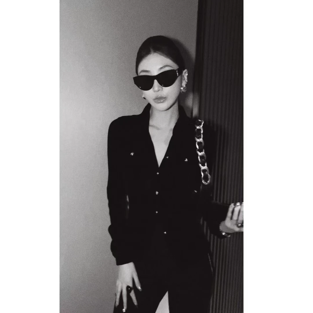 KIKI【黑金质感】极简风精致收腰百搭显瘦V领长袖丝绒小衫6S7219