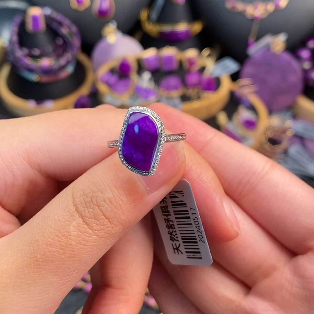 18K金镶嵌苏纪石（舒俱来）戒指