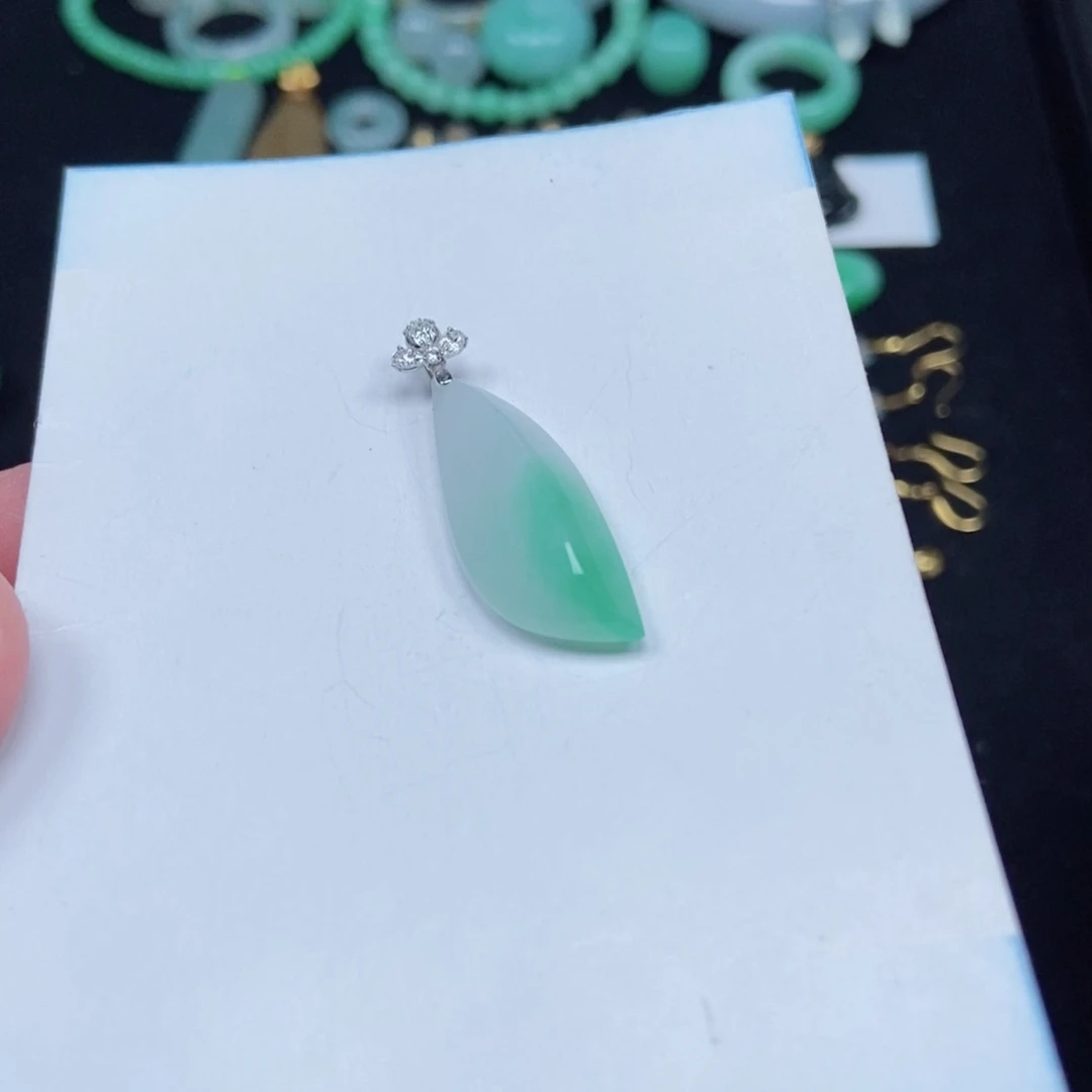 翡翠未镶嵌颈饰随形吊坠