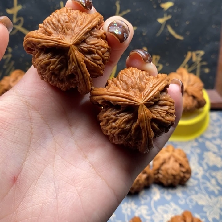 陈***л文玩核桃吊坠白狮子