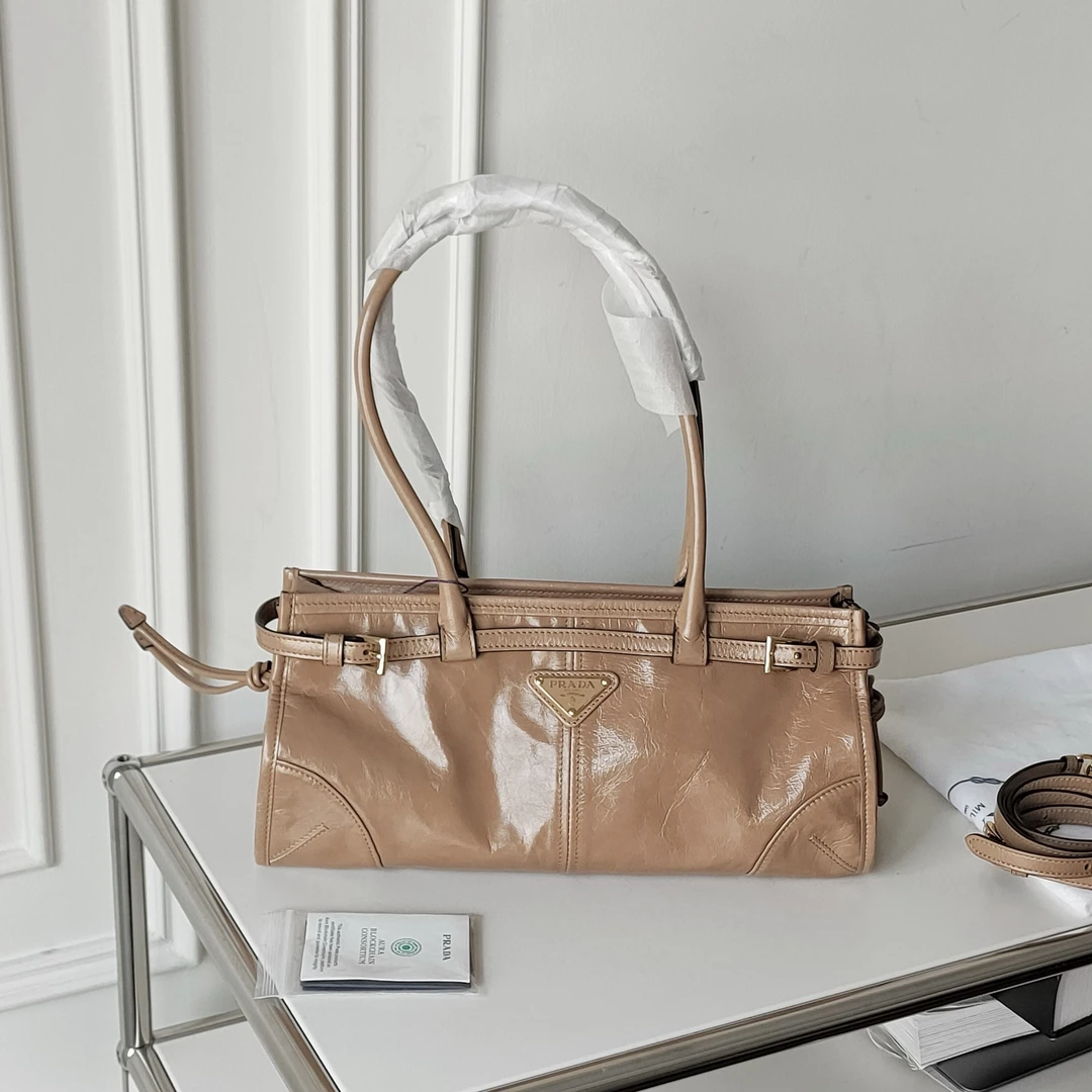 99新 Prada/普拉达 Azul-奶茶色油蜡皮soft lux中号斜挎包/40439