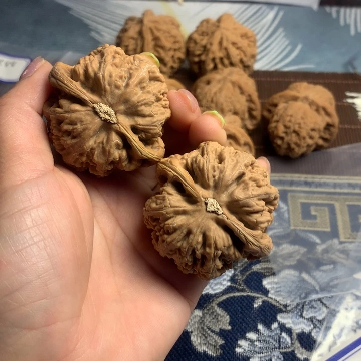 吊坠文玩核桃ξ****?粗筋