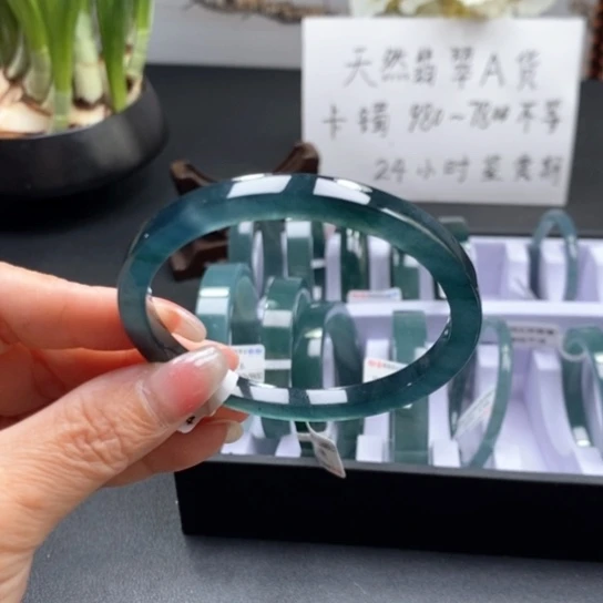 翡翠手镯未镶嵌树****。57尺寸