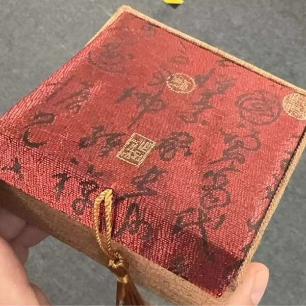精美小巧礼盒一个
