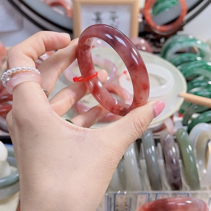 石英质玉手镯未镶嵌心****?