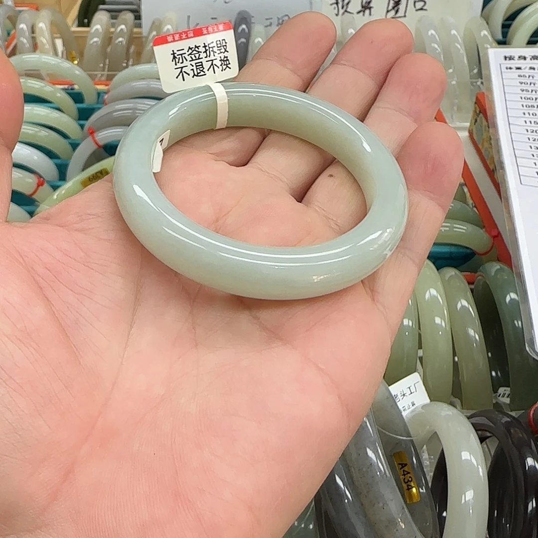 大***陈和田玉（糖玉）未镶嵌手镯