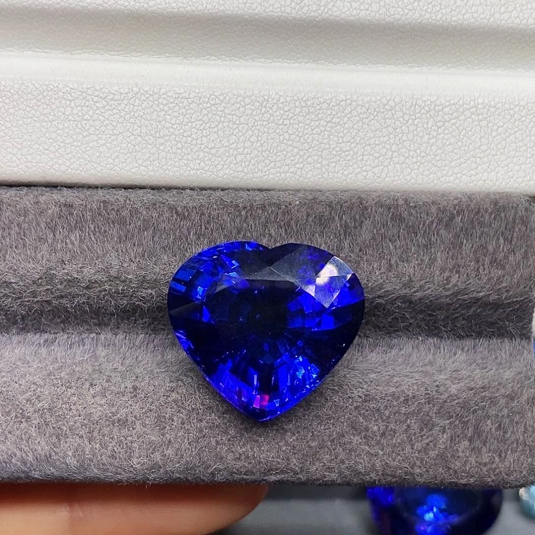 24.7克拉全净体满火彩坦桑石未镶嵌坦桑石